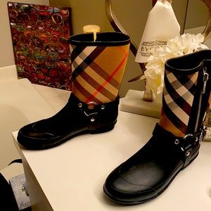 Beautiful Burberry rain boot in perfect condition